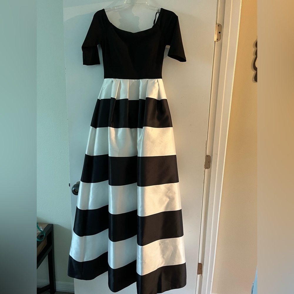 A luxurious dress! The picture is not giving it what it deserves.